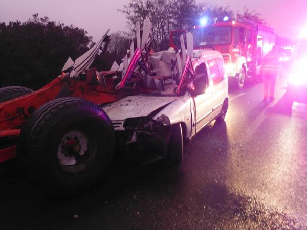 A baleset helyszíne a szétroncsolódott autóval – fotó: TV2 Tények Plusz