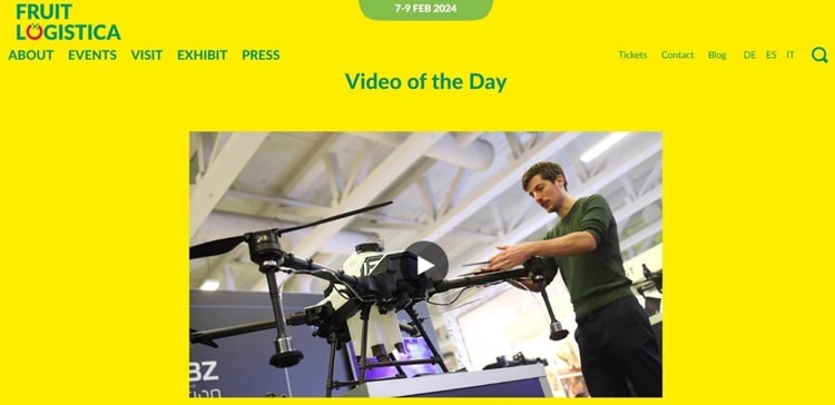 A Fruit Logistica kiállítás honlapjának nyitóoldalán található videó is a magyar permetező drónnal indul.