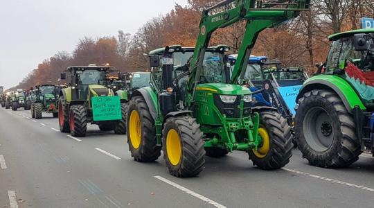 2500 traktor az utcán – döbbenetes fotók Brüsszelből