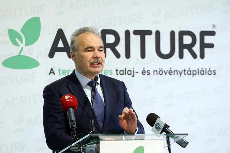 Nagy István agrárminiszter beszédet mond a tőzegalapú termékeket előállító Agriturf 2022 Zrt. termelőüzemének átadásán Mezőkövesden 2023. március 9-én