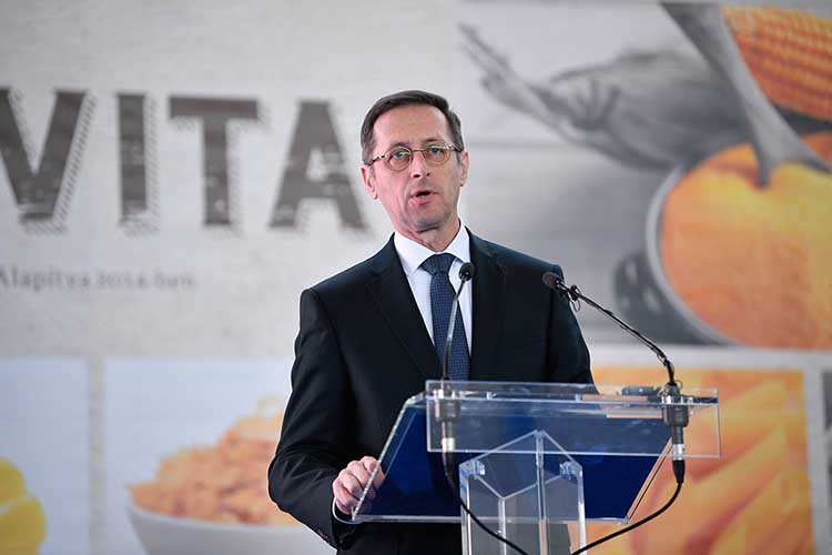 Varga Mihály pénzügyminiszter beszédet mond a Civita Group Zrt. gluténmentes tésztagyártó, ehető tányérokat, illetve poharakat előállító üzemének avatásán Monostorpályiban 2023. március 17-én