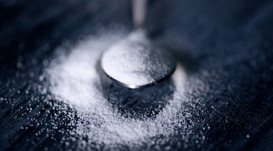 Mivel a cukor és más édesítőszerek egyre több formában jelennek meg, egyre bonyolultabb nyomon követni, hogy mennyi kerül be ezekből a szervezetünkbe.