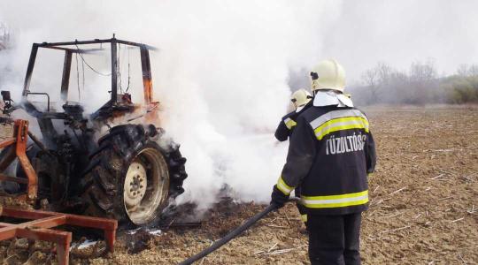 Teljes terjedelmében égett egy traktor Somogyacsán
