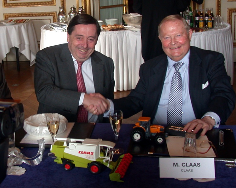  Patrick Faure (l.), Directeur Générale Adjoint (a RENAULT S.A. igazgatósági tagja), és Helmut Claas (1926 - 2021) aláírják az új megállpodást a CLAAS és a Renault Agriculture között egy kézrázás mellett 2003. február 23-án.