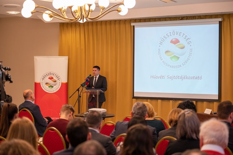 dr. Nobilis Márton, az Agrárminisztérium élelmiszeriparért és kereskedelempolitikáért felelős államtitkára a Húsipari Szövetség sajtótájékoztatóján 