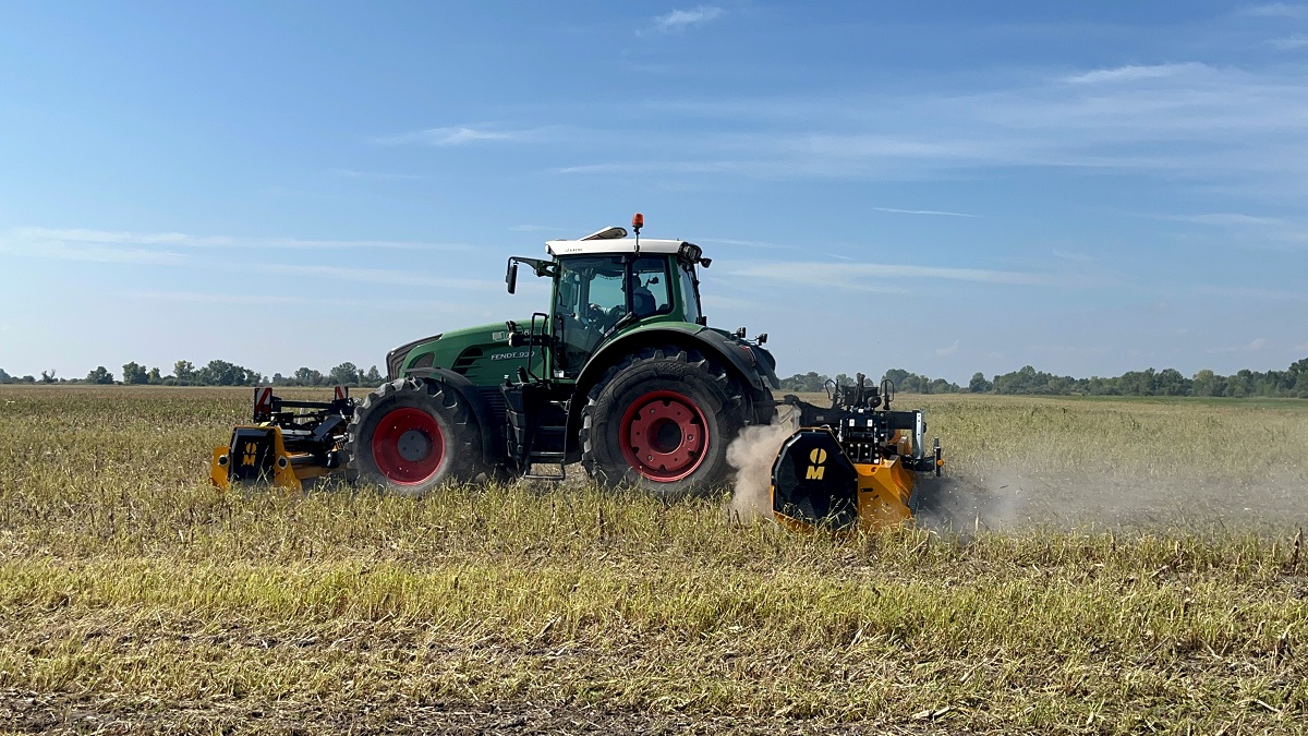 Szárzúzás Fendt traktorral – fotó: Agroinform.hu