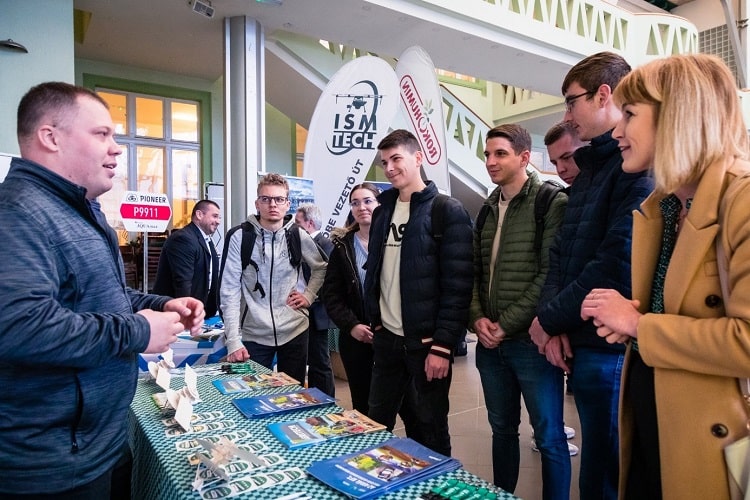 A fiatalok szervezetten, egyetemi oktatók vezetésével járták be a kiállítást. (Fotó: Májer Csaba József)