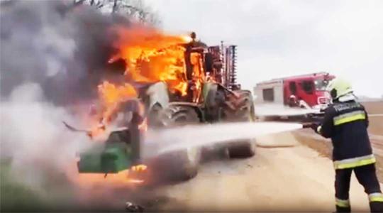 Brutálisan lángolt a traktor Nyíregyháza határában – videó