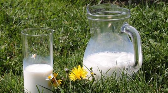 Árzuhanás: 20 százalékkal olcsóbb lett a tej