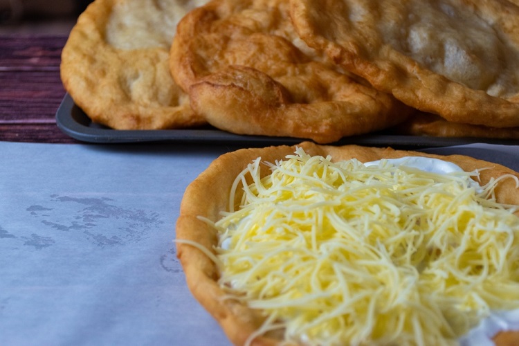 sajtos tejfölös lángos