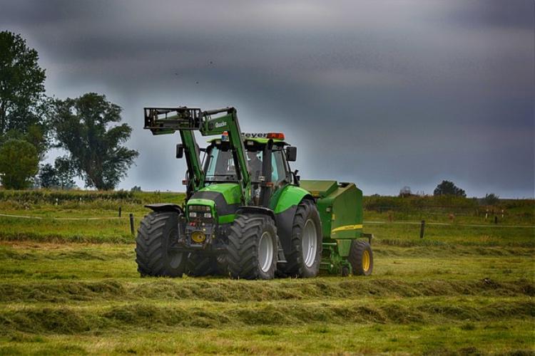 traktor felhők