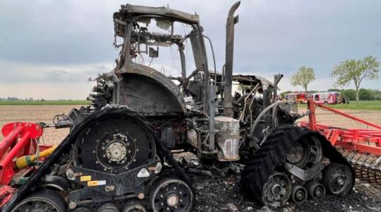 Rommá égett egy hernyótalpas traktor Németországban