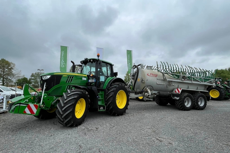 John Deere traktor és Fliegl tartálykocsi