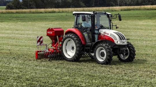 Új Steyr kompakt traktor érkezik: egy csúcsmodell, amivel igazán könnyű a manőverezés