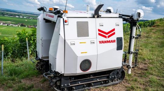 A 45 százalékos lejtő sem zavarja a Yanmar robot permetezőjét