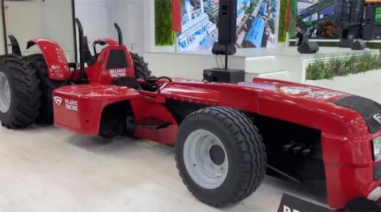 Napi vicc: Lukasenko állítja, 280-nal vágtatott a traktor-versenyautó öszvérrel