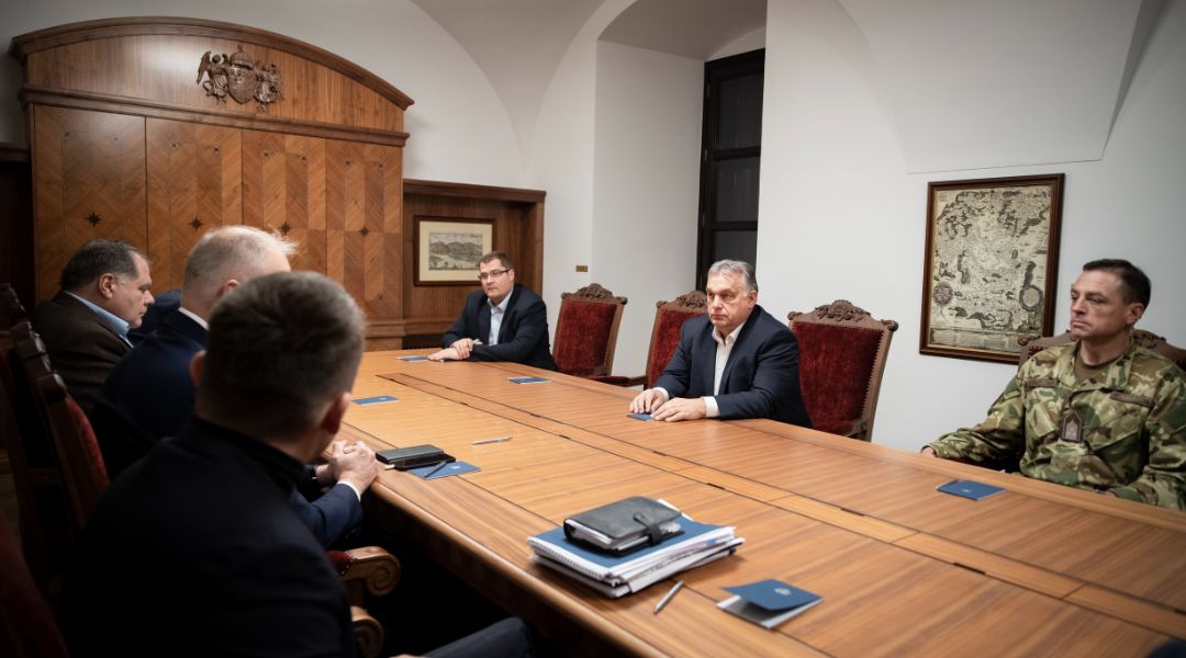 Orbán Viktor miniszterelnök a Védelmi Tanács ülésén a Karmelita kolostorban 2022. november 15-én este. Az ülést a Barátság kőolajvezeték leállása és a lengyelországi rakétabecsapódás miatt hívta össze a kormányfő. A kormányfő mellett Nagy János, a Miniszterelnöki Irodát vezető államtitkár MTI/Miniszterelnöki Sajtóiroda/Fischer Zoltán