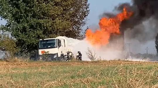40 tűzoltó dolgozott a kigyulladt üzemanyag-szállító oltásán – videó