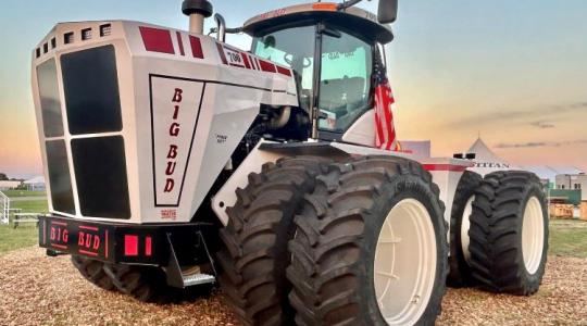 Videón az új Big Bud traktor, beleremeg a föld is, ha elindul!