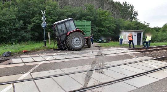 Leszakadt a traktor eleje, amikor vonattal ütközött – képek