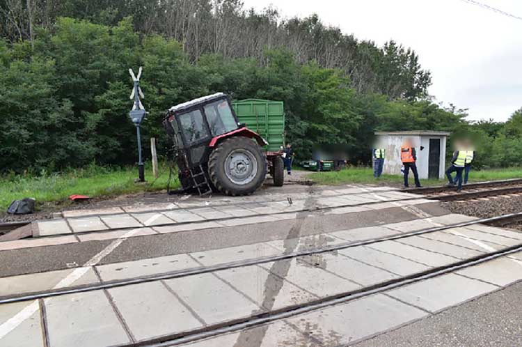 Vonat elé hajtott egy traktor