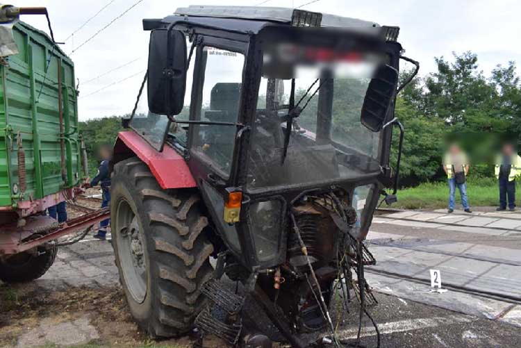 Az ütközés következtében leszakadt a traktor eleje