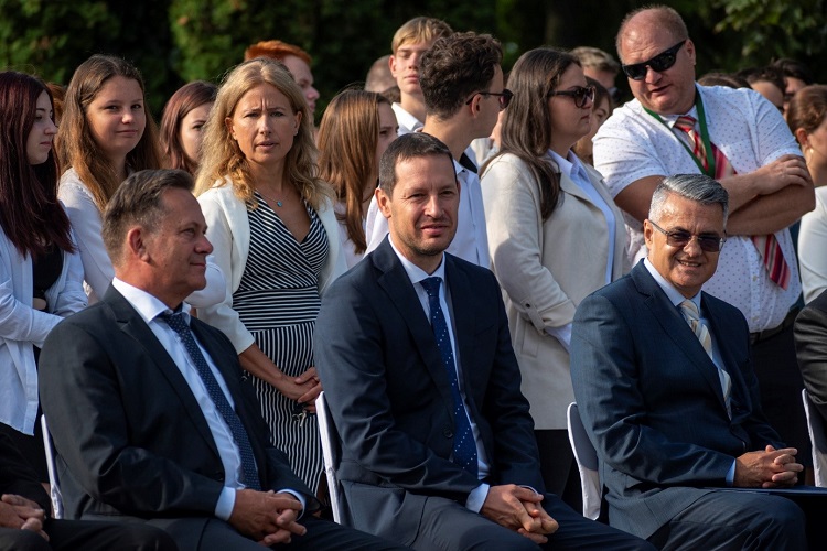 Széles Sándor főispán, dr. Kovács Zsolt, a Széchenyi István Egyetem általános és oktatási elnökhelyettese és dr. Tóth Tamás dékán az ünnepség résztvevői közt 