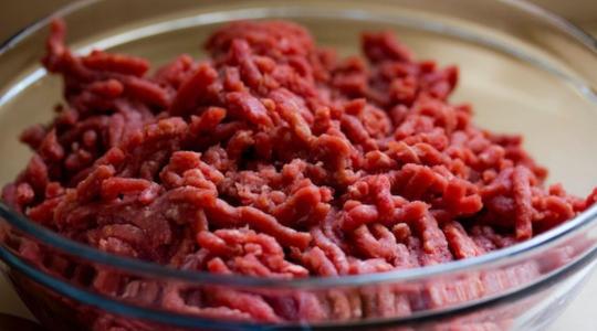 Szalmonellával fertőzött német darált sertéshús miatt indított eljárást a Nébih 