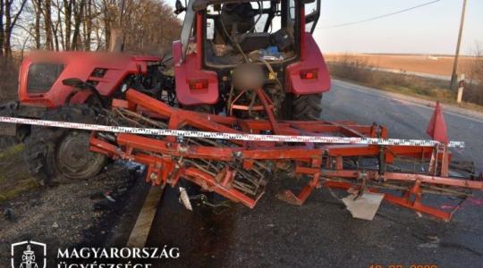 Traktorral ütközött a teherautó, melynek vétlen utasa meghalt
