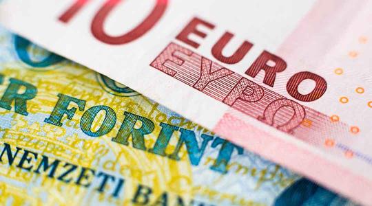 Hatalmas zuhanásban a forint! Jön a 450 forintos euró?