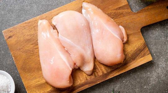 Egyre nagyobb zuhanásban a vágócsirke termelői ára. Olcsóbb lesz a csirkemell?