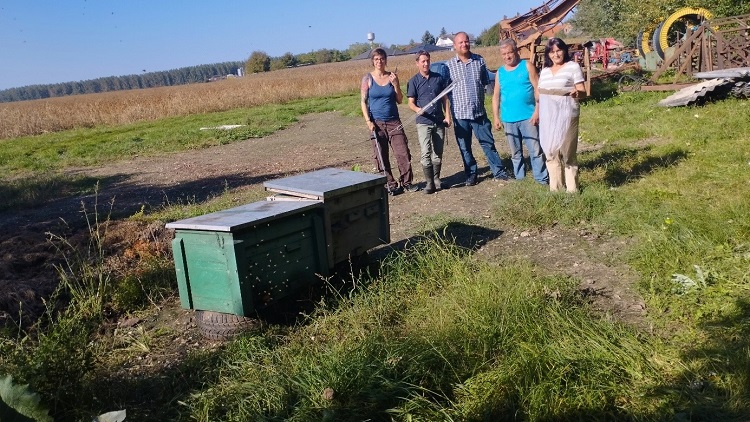 A kutatókból és önkéntes méhészekből álló rádiótelemetriás csapat Balról jobbra: Dr. Sophie Kratschmer (BOKU, Bécs, Ausztria), Dr. Kolics Balázs (MATE Georgikon Campus, Keszthely), Dirk Kroner (Mattersdorf, AT), Kiss Zoltán (Mosonszolnok), Gyökeres Márta (Somorja, SK)