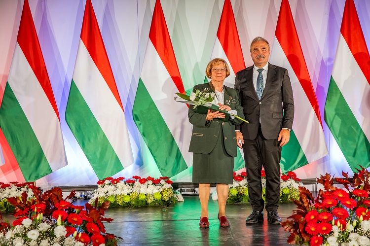 a nemzeti ünnep méltó alkalom arra, hogy köszöntsük azokat, akik eredményeikkel, teljesítményükkel a magyarságot szolgálják