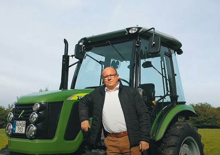Kovács Tamás polgármester az önkormányzati traktorral