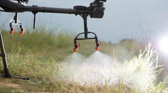 Hogyan lehet termésnövelő anyagot drónnal kijuttatni?