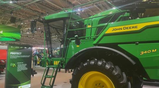 Az Agritechnicán debütált a John Deere új elülsőfülkés önjáró permetezője + VIDEÓ