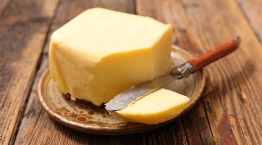A nyers tej árcsökkenése a mélybe húzza a vaj és a sajt árát is