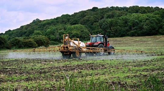 Megúszhatják a gazdák a növényvédőszer-felhasználás drasztikus szigorítását? Az EP leszavazta a javaslatot