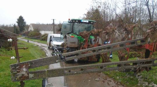 Rosszul sikerült a tolatás, traktor okozott áramkimaradást