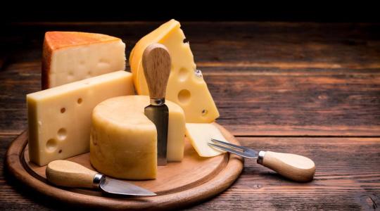 Miért vannak lyukak a sajtban? 