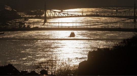 Dunai árhullám: hosszan elnyúló tetőzések, lassú apadás következik