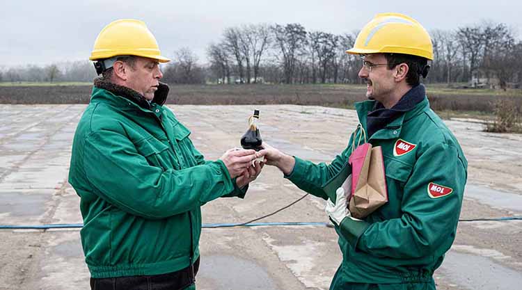 Szlahó Csaba, Vecsés polgármestere (b) és Homonnay Ádám, a Mol kutatási és termelési igazgatója a vecsési Vecsés-2 olajkút bemutatásán 2022. november 28-án