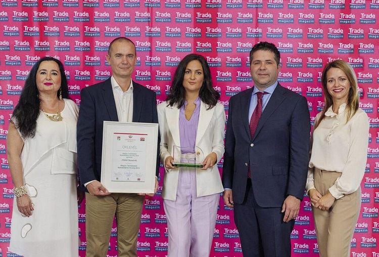 A díjat átvették: Vincze Géza, a PENNY beszerzési igazgatója és Kazatsay Eszter kommunikációs vezető