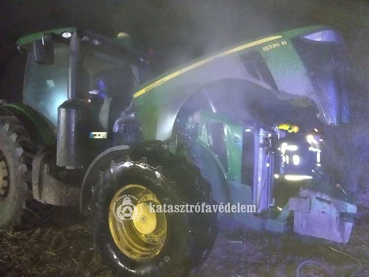 A traktor motorterében keletkezett tüzet a tűzoltók egy vízsugárral eloltották