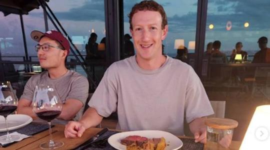 Döbbenetes, hogy Zuckerberg mivel eteti a marháit 