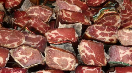 Több, mint két tonnányi illegális sertéshúsra bukkantak