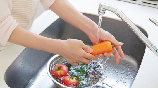 Vajon valóban jó ötlet szódabikarbónás vízzel mosni a zöldségeket, gyümölcsöket?