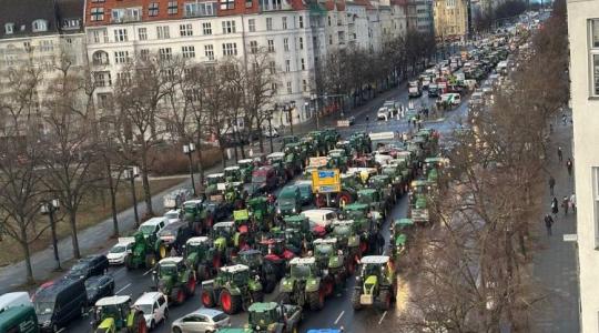 Több ezer gazda és traktor Berlinben! Akadt, aki trágyát is vitt... +VIDEÓ