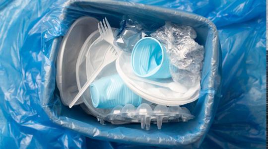 2030-tól tilos lesz egyes egyszer használatos műanyag csomagolástípusokat alkalmazni