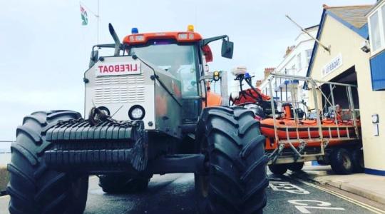 Ritka látvány, ahogy a traktor rendületlenül halad előre a tengerben +VIDEÓ